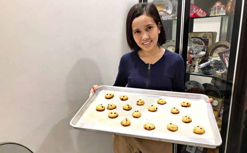 Mimie Amirah presenting her freshly baked batch of Chocolate Chip Cookies just for Motherhood readers! 