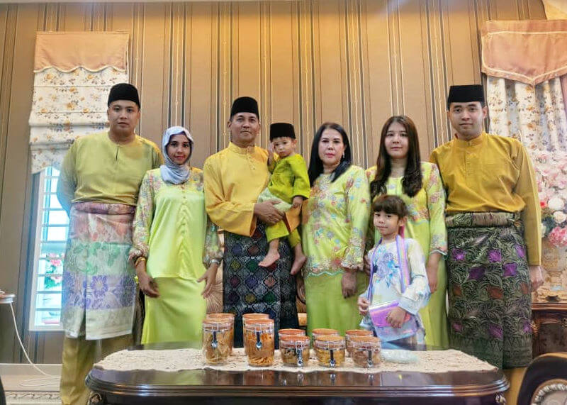Dads of Three Generations: Dato’ Paduka Dzulfadly with his family