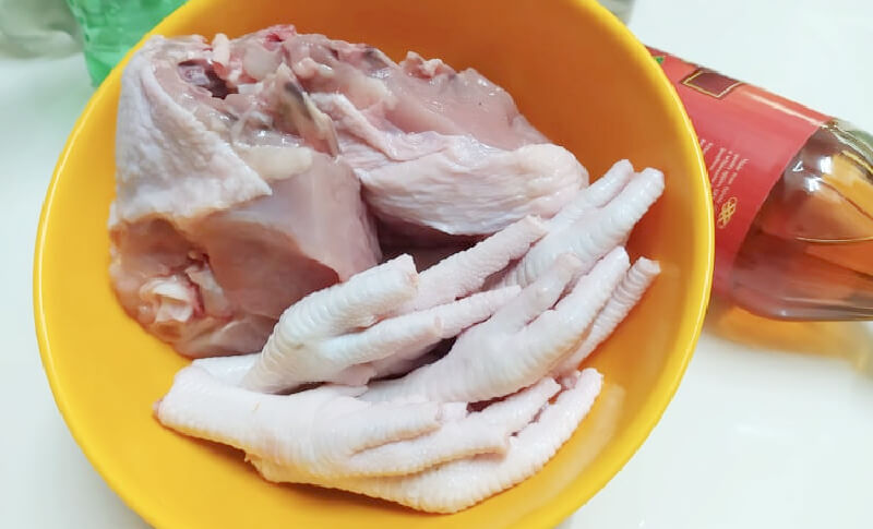 Remember to cut off the nails. If you can’t get chicken carcass, you can also put in chicken ribs, breast, wings or drumsticks to produce a richer stock.