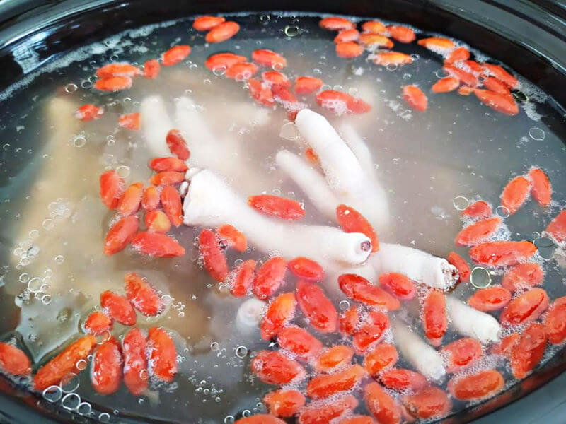 Chicken feet soup with goji berries and without peanuts 