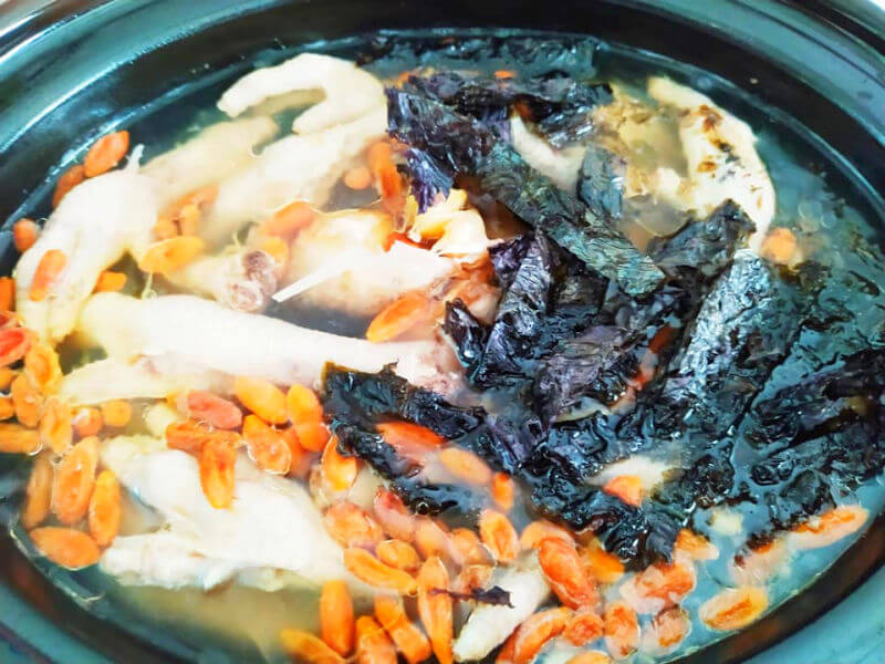 Chicken Feet Soup with dried seaweed.