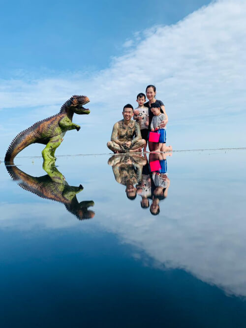 A family picture with Jia Hao’s favourite creature ─ the dinosaur.