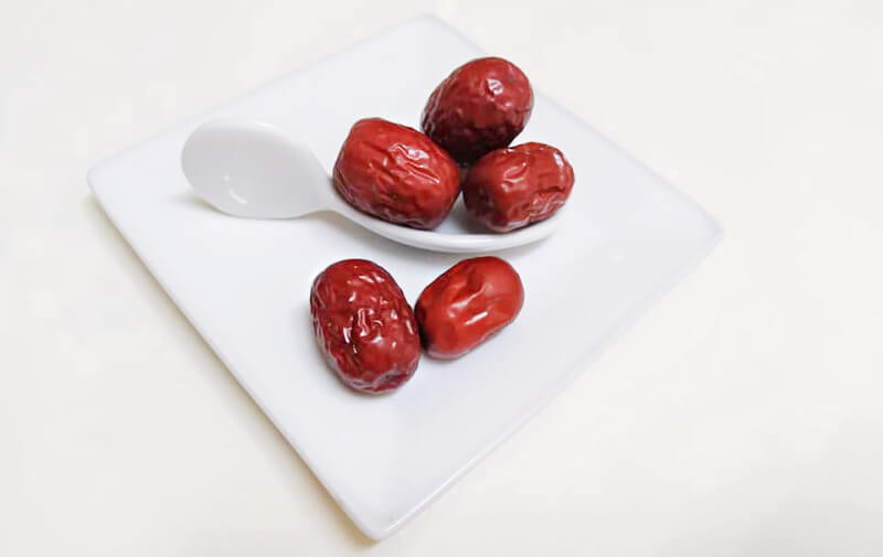 Known as a blood tonifier, Chinese Red Dates are the body’s “balancer” as it revitalises circulation and helps build up yangqi (the warm half of the body’s yin-yang balance). 