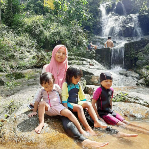 Before the pandemic, this was the family’s way of life ─ going out to different places of interest. This was at Kanching Waterfalls.
