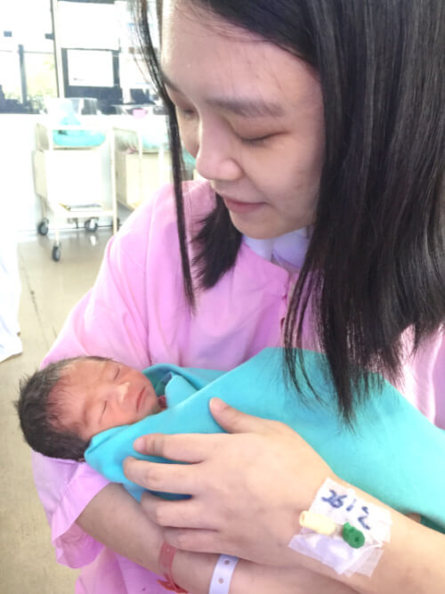 Despite kidney failure, Jaslynn gives birth and gets to hold baby for the first time. 