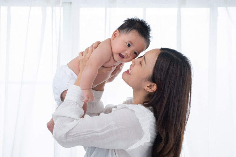 mom-baby-kiss