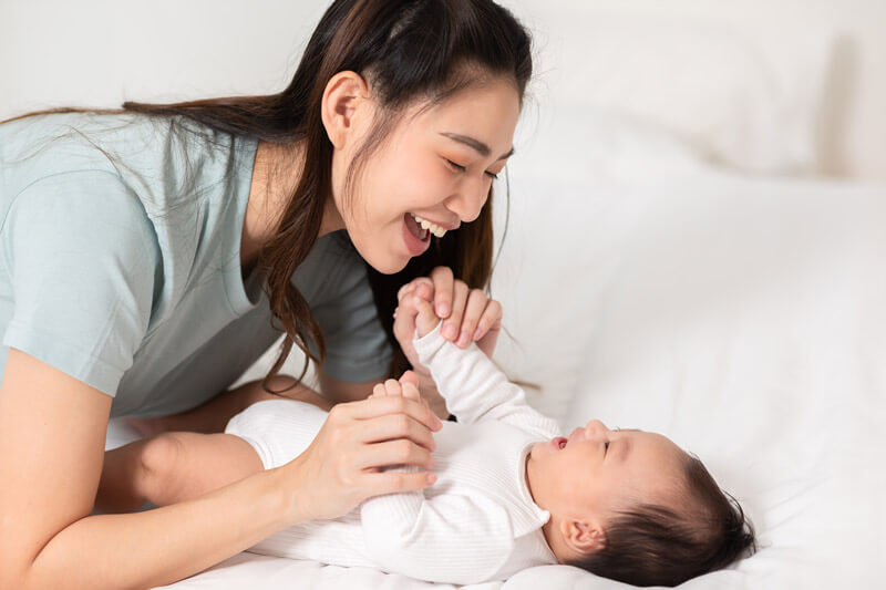 mom-laugh-baby