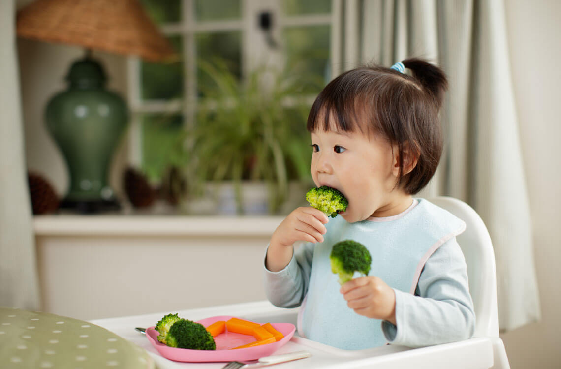 girl-eating-broccoli