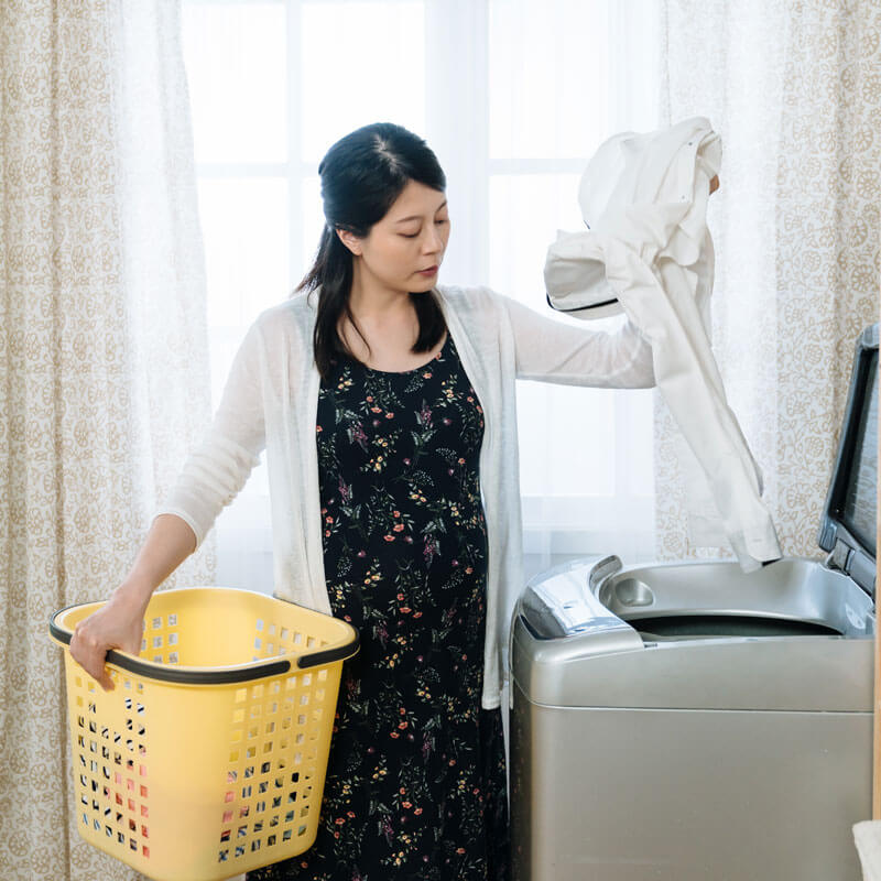 mom-doing-laundry