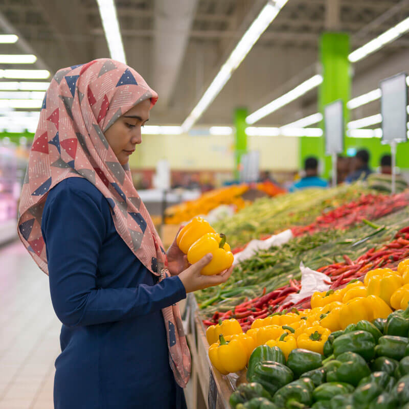 woman-grocery-shopping