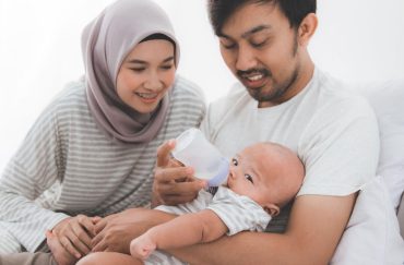 parents-bottlefeeding-baby