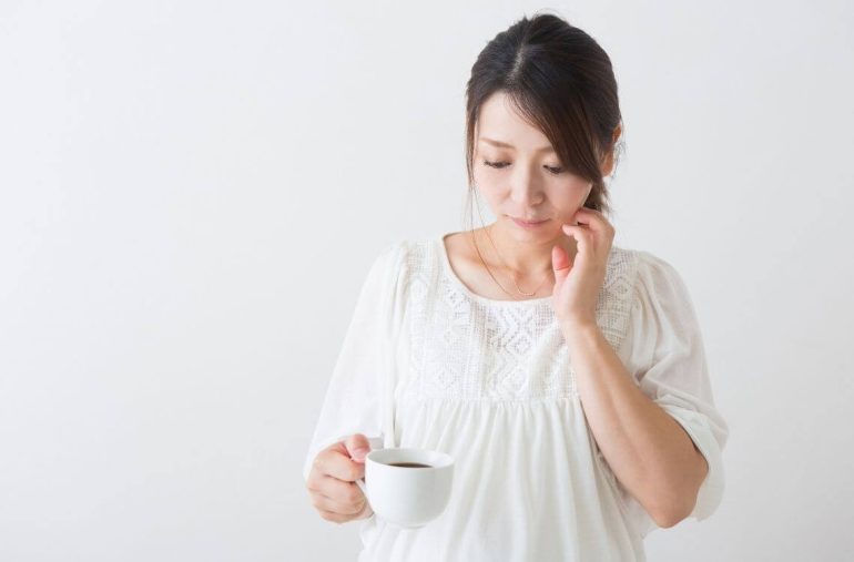 woman drinking coffee