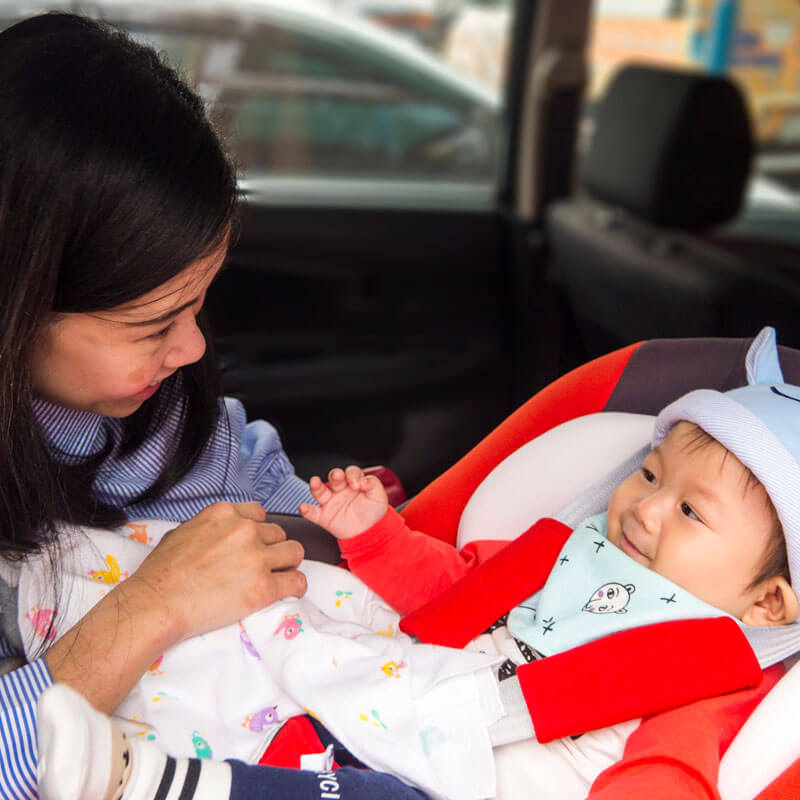 baby and mom in car