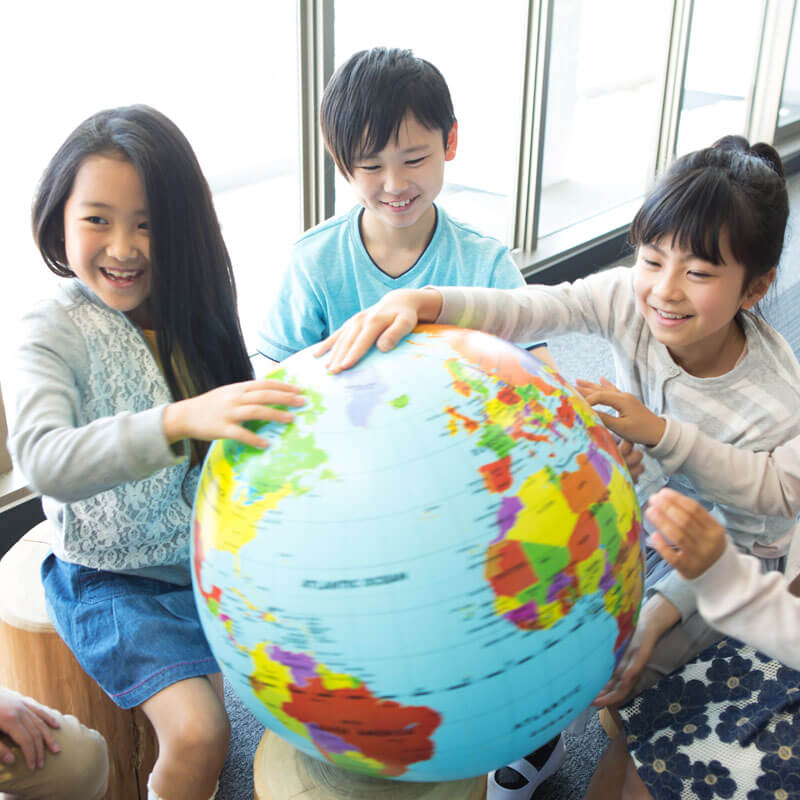 children-globe