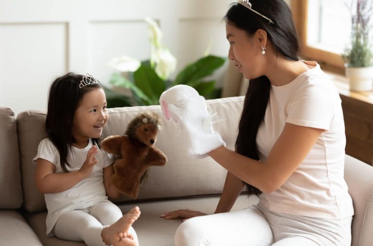 mom daughter pretend play