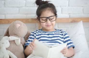 girl-reading-bed