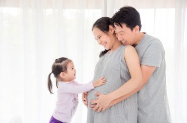 pregnant-mom-dad-daughter