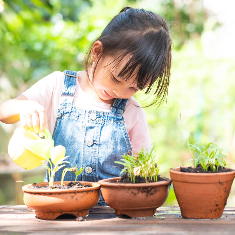 girl-gardening