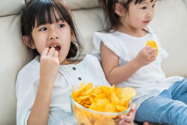 children eating chips