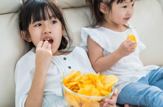 children eating chips