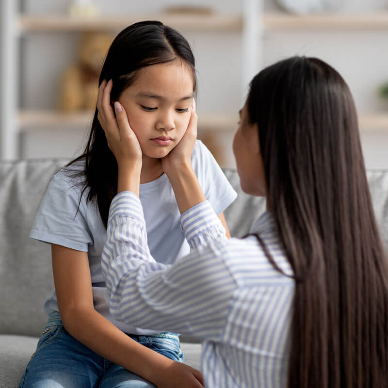 mom-speaking-daughter