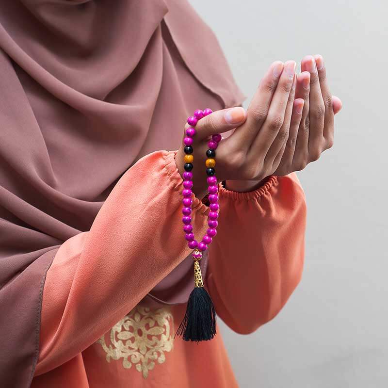 woman-prayer-beads