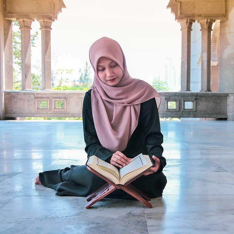 woman-reading-quran