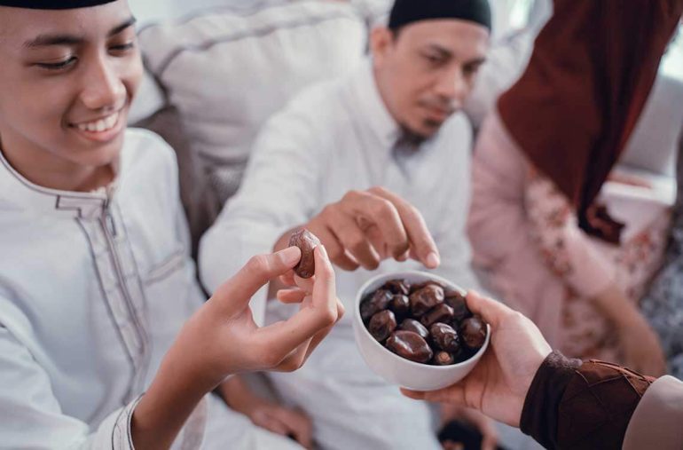 breaking-fast-malay-family