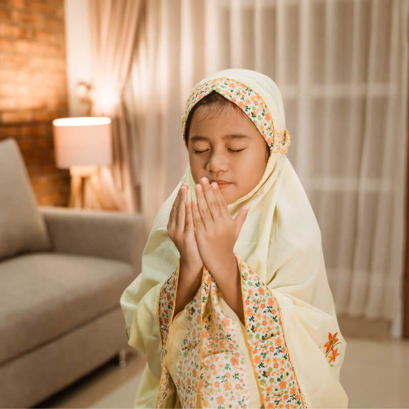 A girl reciting doa