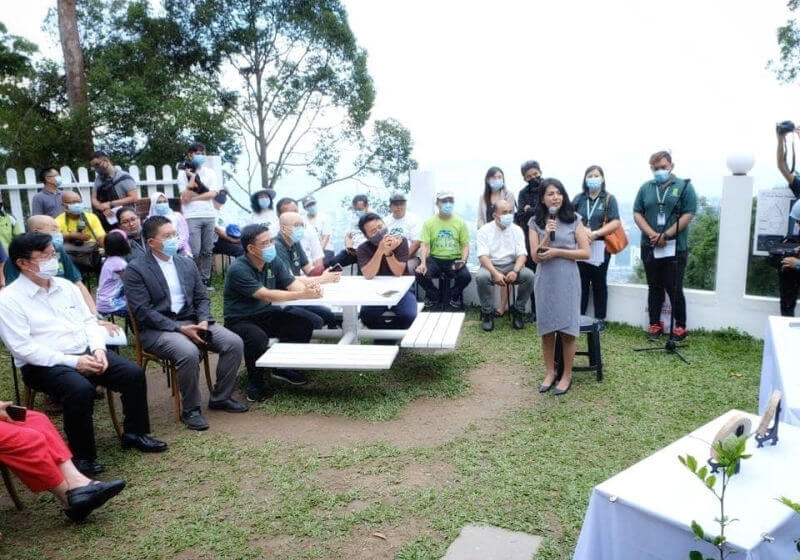 Ar. Loh Mei Ee (holding microphone) presenting her project to the Penang Chief Minister and the Penang Hill Corporation.