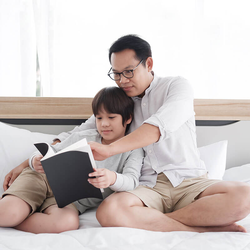 dad-son-reading