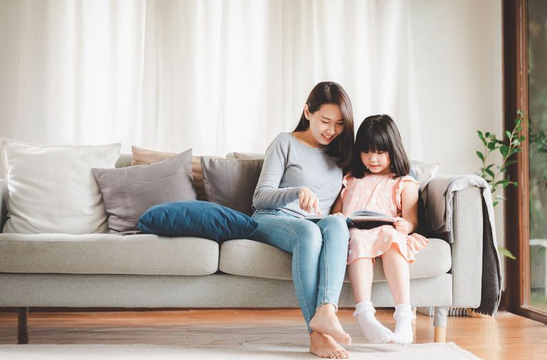 mom-girl-reading