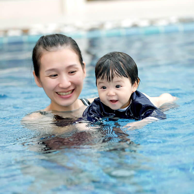 mom-baby-swimming