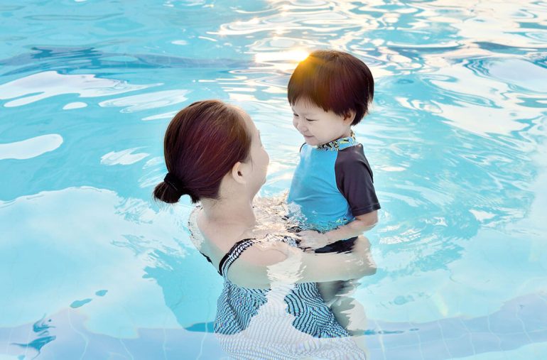 mum-baby-water