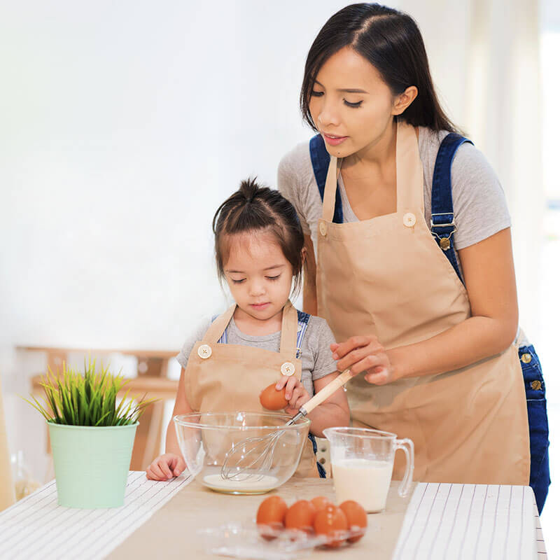 girl-mum-cooking