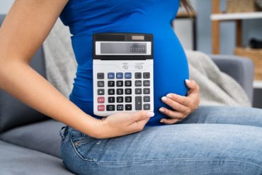 Pregnant mum calculating during inflation