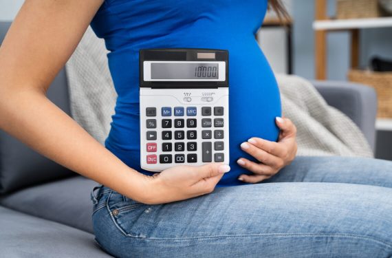 Pregnant mum calculating during inflation