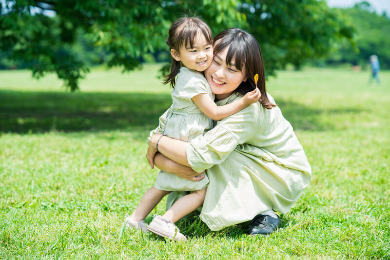 girl-mum-hugging