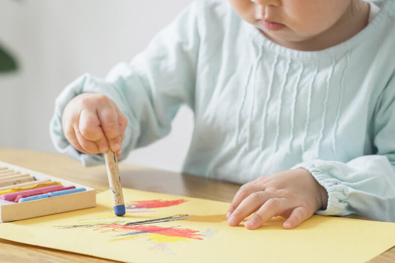 toddler-girl-crayon