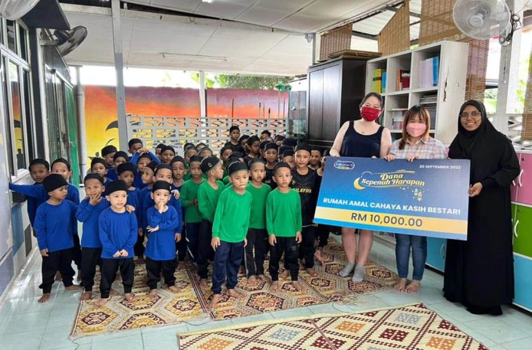 Cheque-Handover-at-Rumah-Amal-Cahaya-Bestari