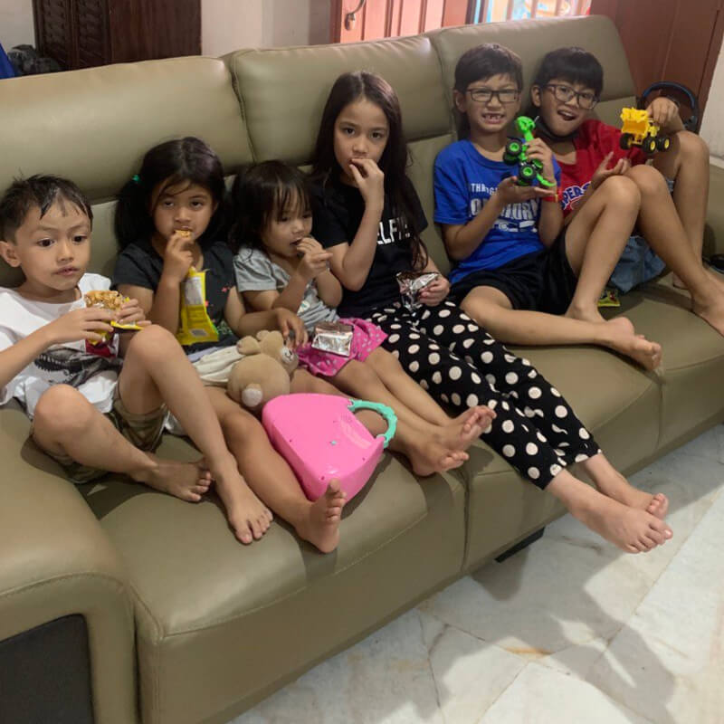 Kids with their cousins on a couch