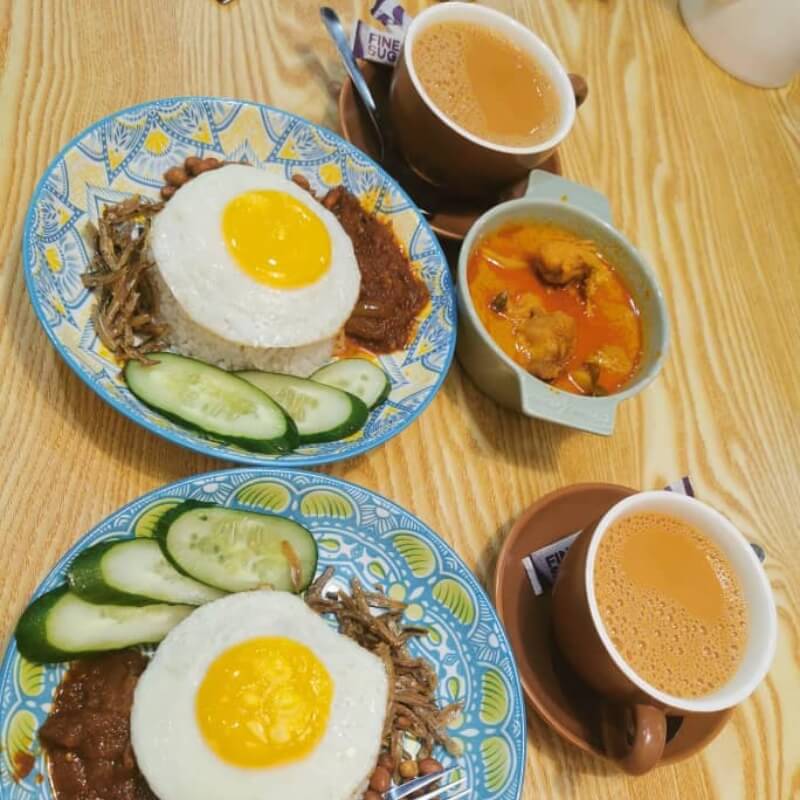 nasi lemak with fried egg and curry chicken
