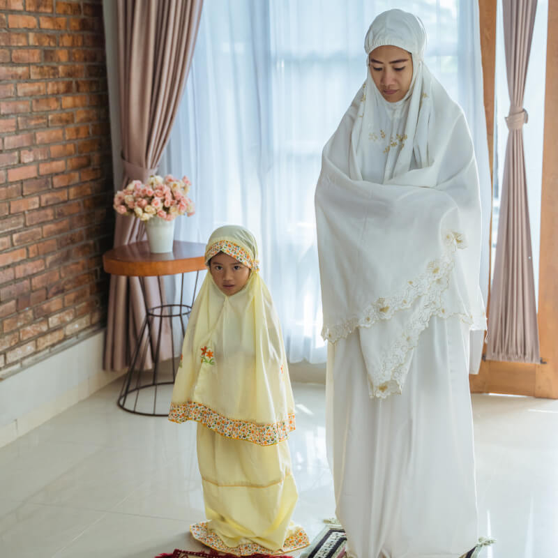 a mum pray with her daughter