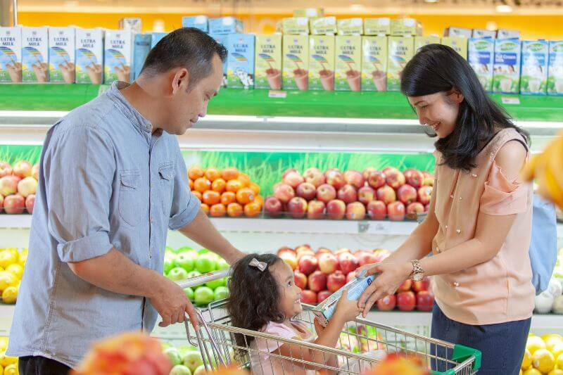 family-grocery-shopping