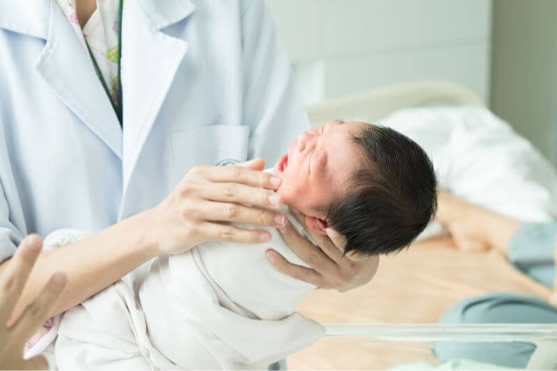 doctor-with-newborn