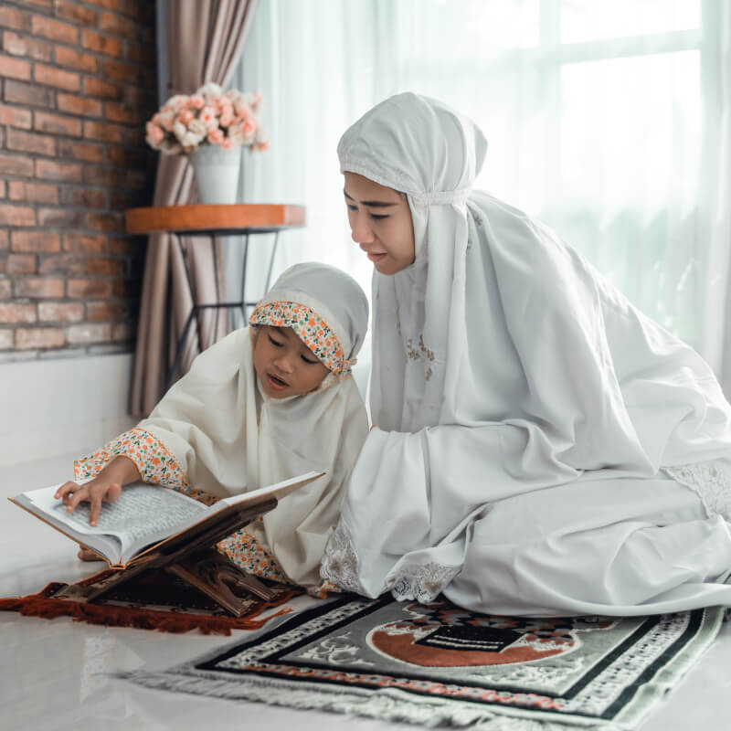 a mum and her daughter reciting Quran
