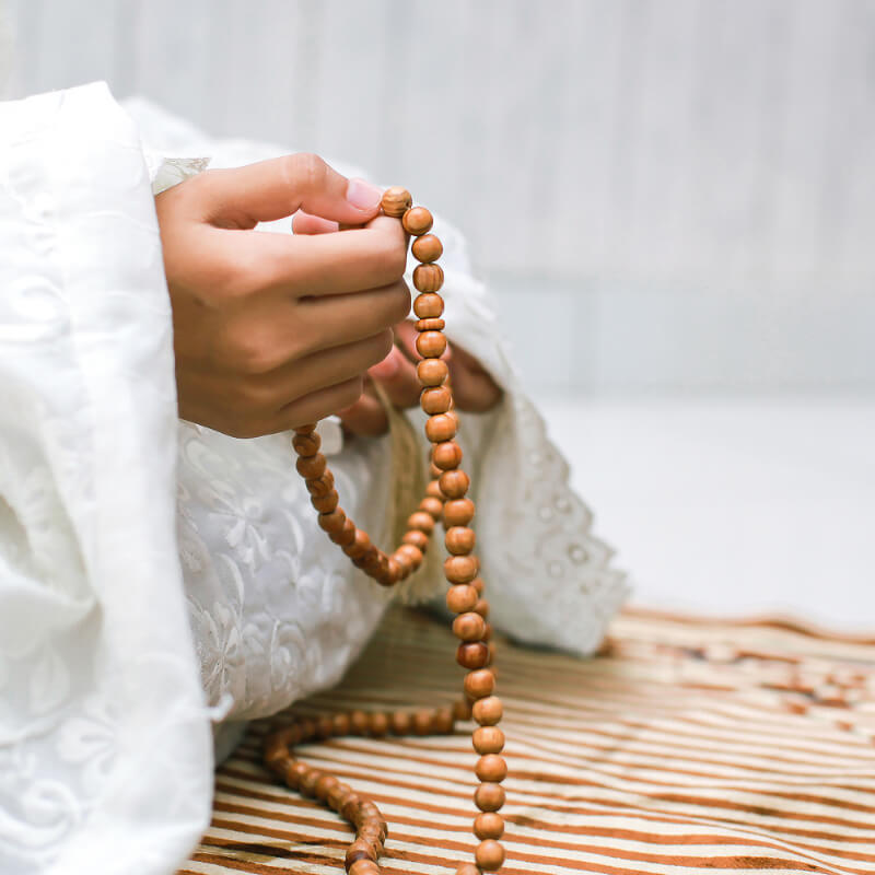 a lady praying during Ramadan