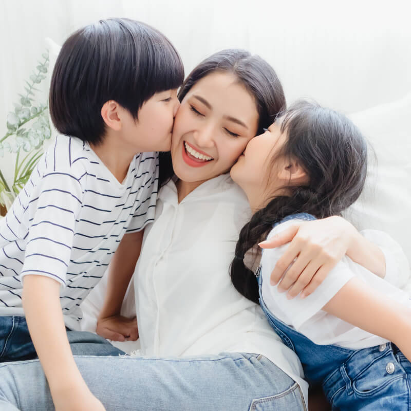 kids kissing their mother