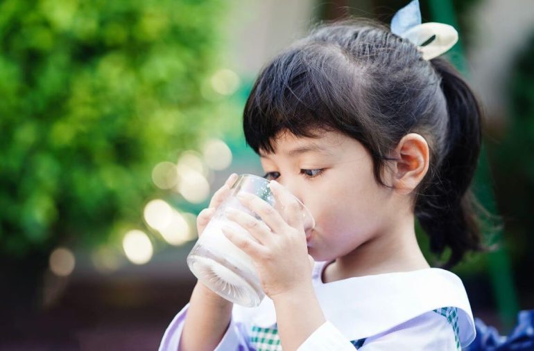 child-drinking-milk