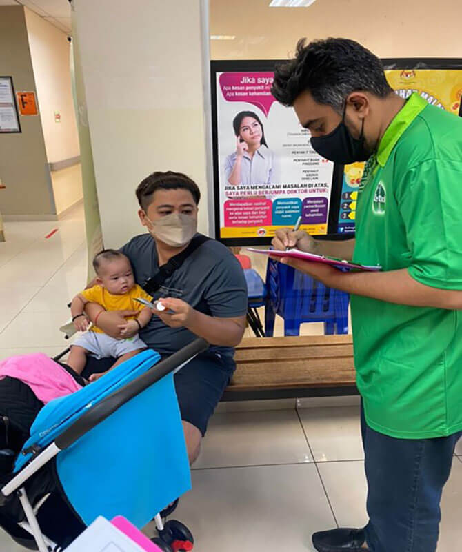 Distributes-‘baby-protection-kits’-to-new-parents-at-clinics-and-hospitals-(2)